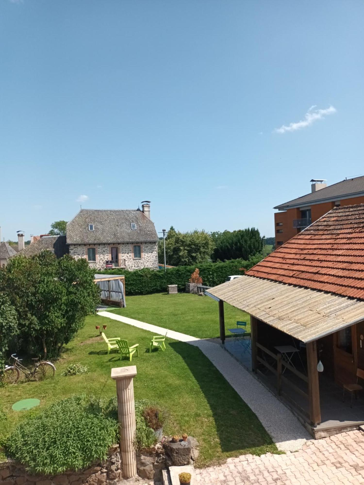 Le Miraillet, Gite Saint-Illide Buitenkant foto