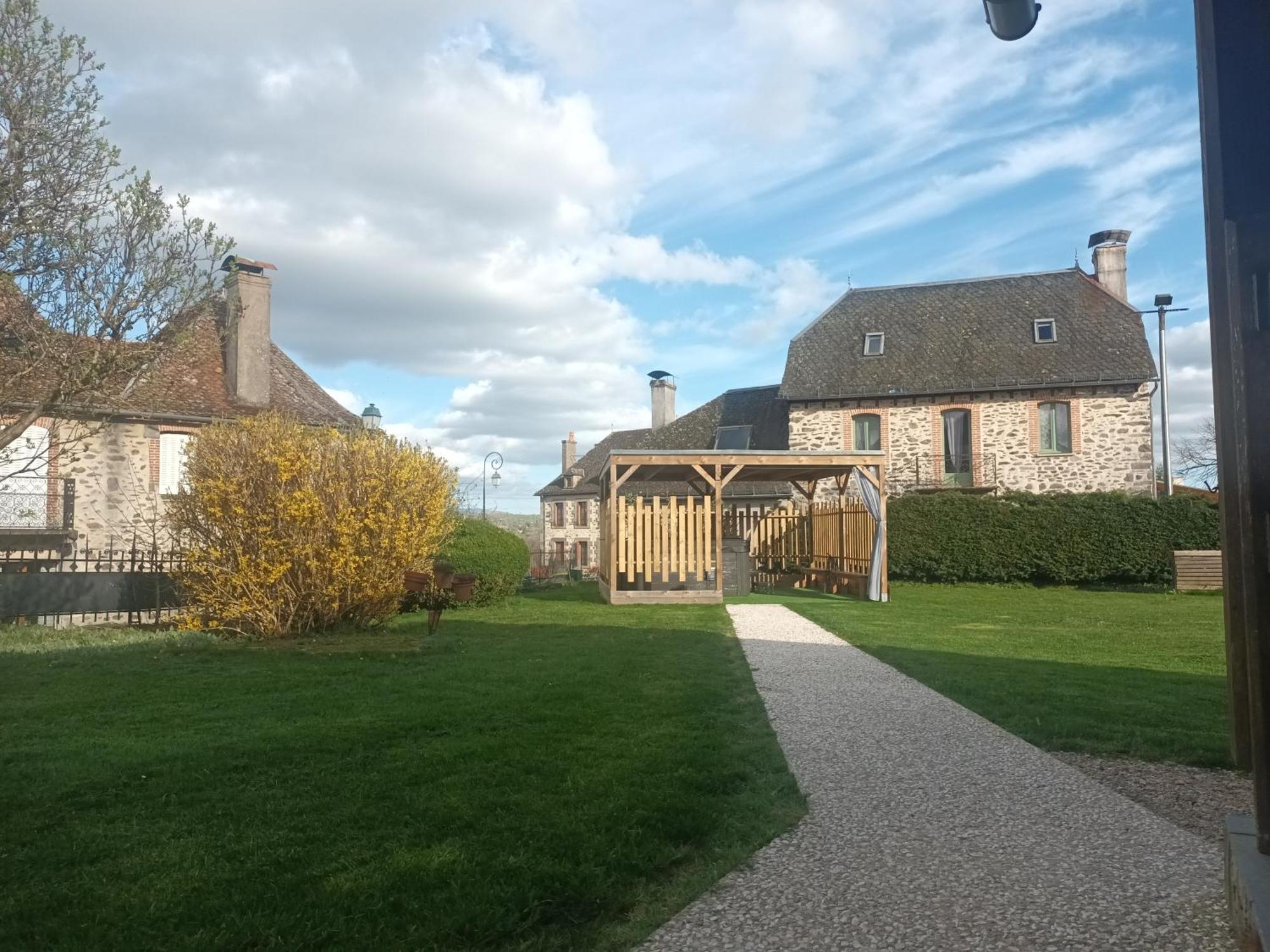 Le Miraillet, Gite Saint-Illide Buitenkant foto