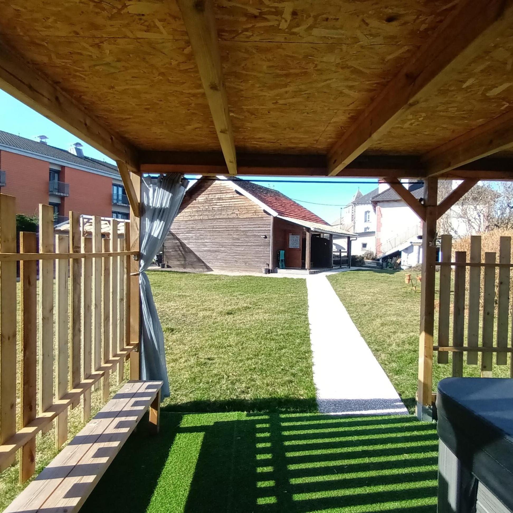 Le Miraillet, Gite Saint-Illide Buitenkant foto